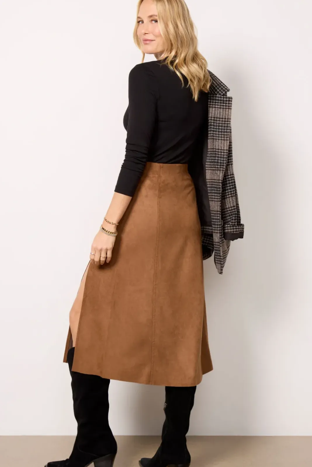 Skirts<EVEREVE Coco Suede Skirt Tobacco