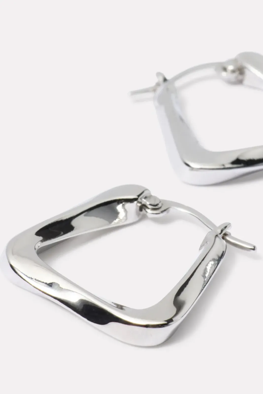Jewelry<EVEREVE Dottie Square Earrings Silver