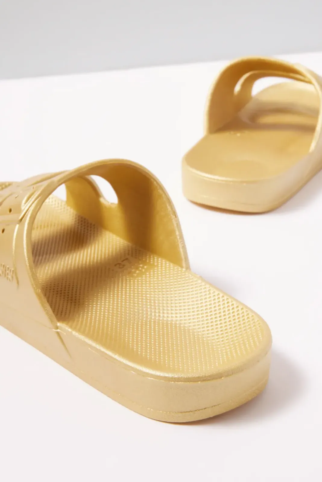 Shoes<FREEDOM MOSES Moses Sandal Gold