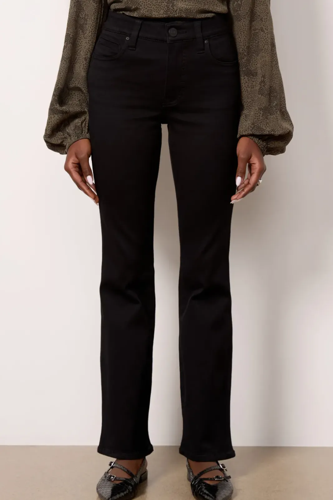 Jeans<KUT FROM THE KLOTH Petite Natalie Bootcut Black