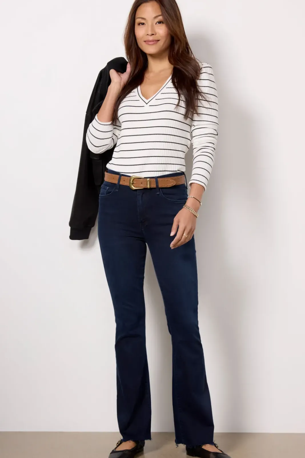 Jeans<MOTHER The Weekender Fray Chiponmyshoulder